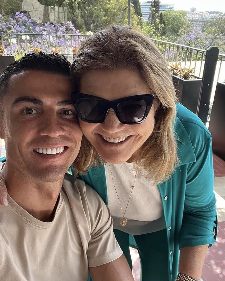 C罗为母亲71岁生日送祝福：感谢您的一切付出，我非常爱您